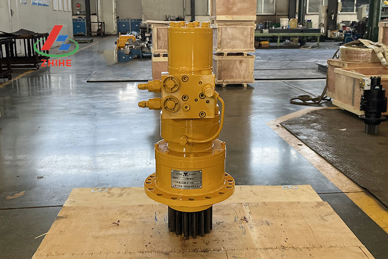 Slewing reducer for aerial work vehicles